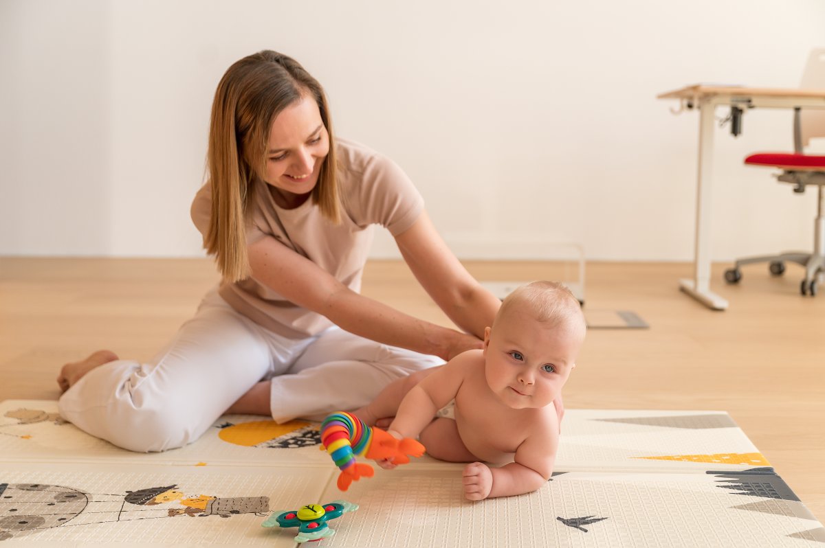 Fyzioterapia bábätka v ambulancii Polyno Kids